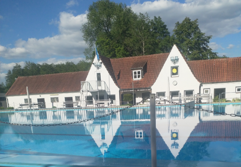 Beachvolleyball, Soccer & Basketball am Freibad